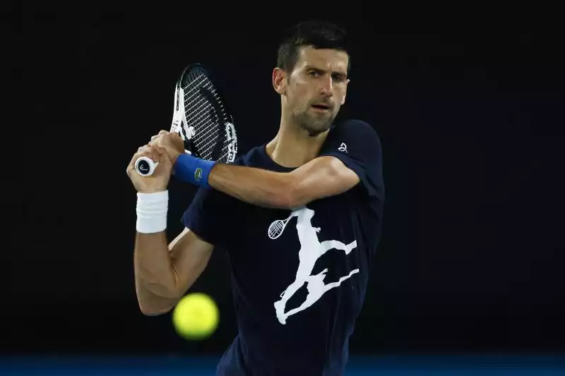 Djokovic si è allenato anche venerdì a Melbourne, ma le speranze sono ora al lumicino