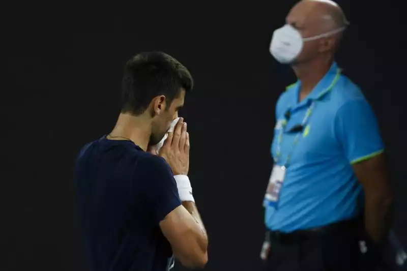 Djokovic è stato convocato per sabato dalle Autorità, che potrebbero mertterlo di nuovo in detenzione