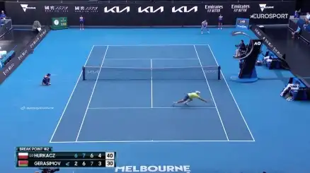 Australian Open, fenomenale giocata di Hurkacz. Guarda il video