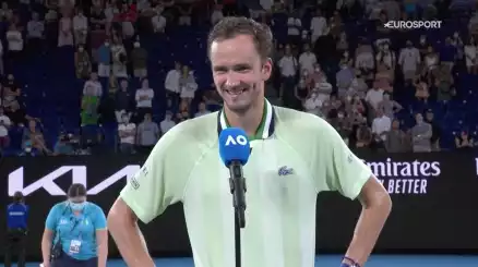 Daniil Medvedev fa arrabbiare il pubblico evocando Novak Djokovic, pioggia di fischi. Guarda il video