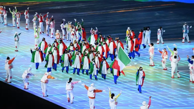 Si è tenuta presso lo stadio 'Nido d'uccello' la cerimonia d'apertura dei 24esimi Giochi olimpici invernali, l'Italia ha sfilato come penultima, prima della Cina