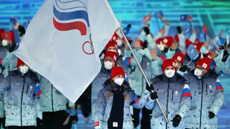 I 229 atleti russi hanno sfilato per 46esimi, dietro la bandiera del Russian Olympic Committee.