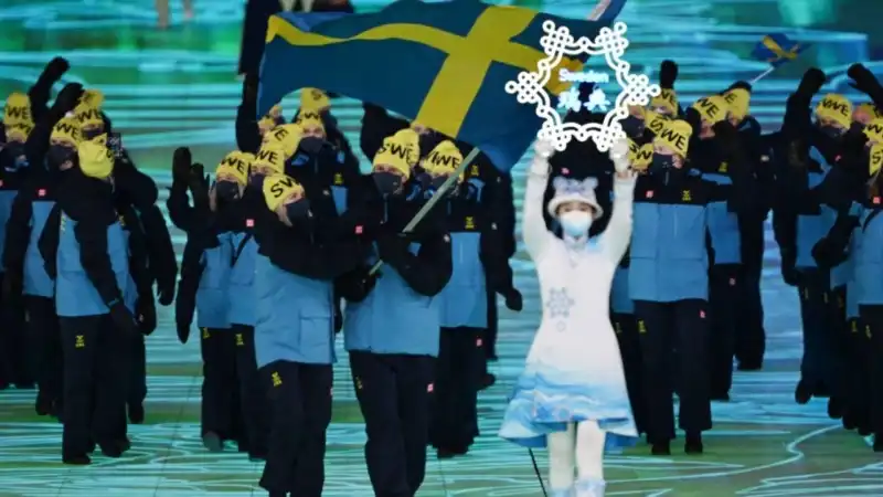256 gli atleti dietro la bandiera svedese. Gli scandinavi, sono la 78esima nazione a entrare nel Nido d'Uccello.