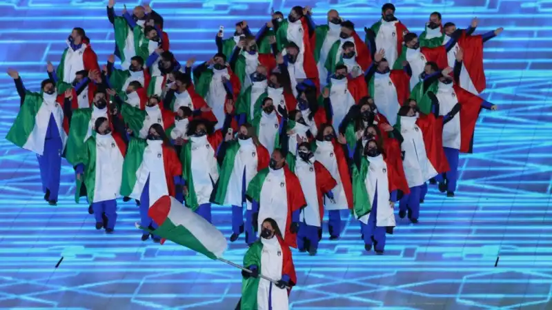 L'Italia ha sfilato come 90esima e penultima nazione. I 166 atleti azzurri si sono presentati avvolti nel tricolore, dietro la portabandiera Michela Moioli.