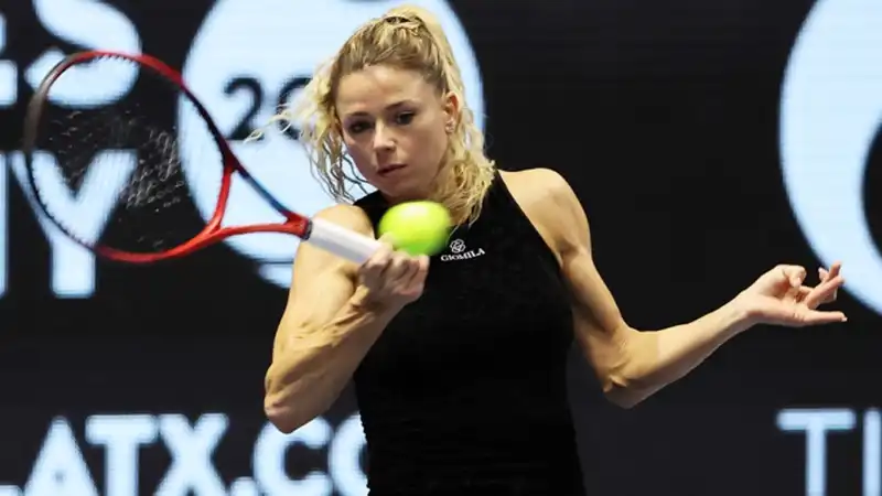 La tennista azzurra ha ceduto alla Aleksandrova, beniamina del pubblico.