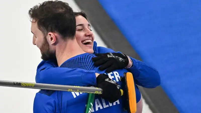 Stefania Constantini e Amos Mosaner hanno vinto l'oro nel curling doppio misto alle Olimpiadi invernali di Pechino 2022.