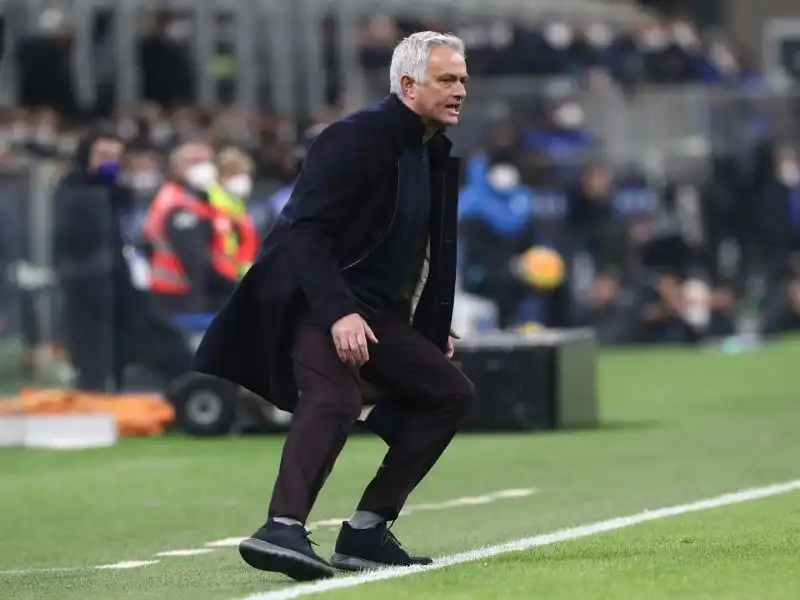 Mourinho 5: viene accolto con un eroe ma la sua Roma entra in campo con un quarto d'ora di ritardo