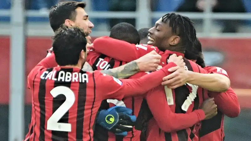 Grazie ad una rete di Leao, il Milan piega per 1-0 la Sampdoria a San Siro e si porta al primo posto in classifica.
