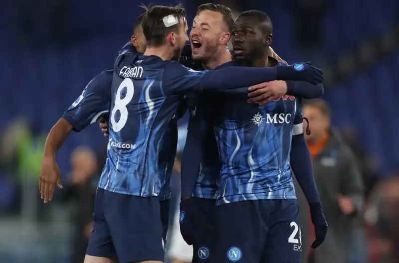 2-1 alla Lazio, Milan raggiunto in vetta