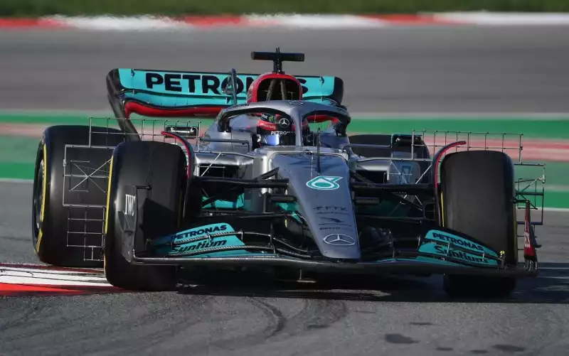 George Russell in pista con la Mercedes: il britannico non vuole sfigurare al fianco della leggenda Lewis Hamilton.
