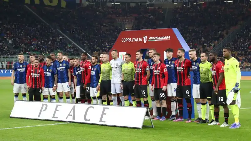 I calciatori di Milan e Inter uniti prima della partita di Coppa Italia