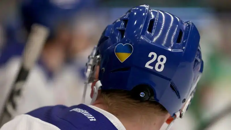 Durante la finale di Champions Hockey League alcuni giocatori hanno esibito uno speciale adesivo sul caschetto