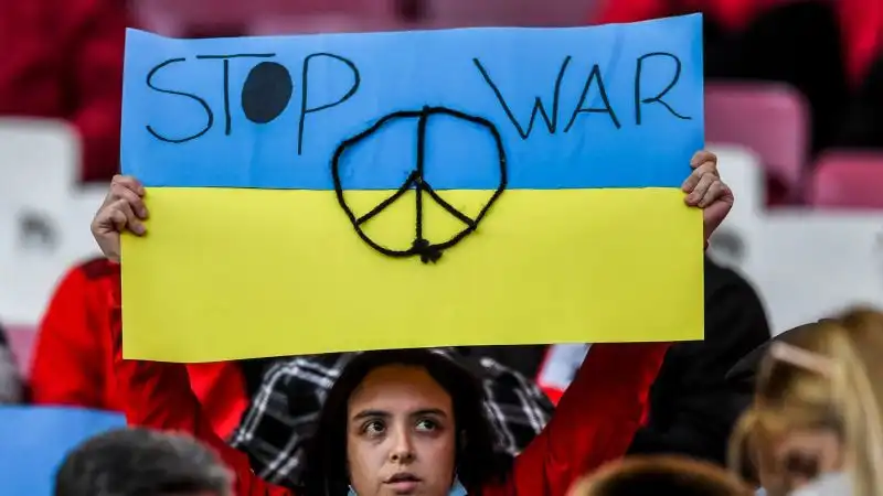 "Fermare la guerra" recita il cartellone esposto da una tifosa del Benfica