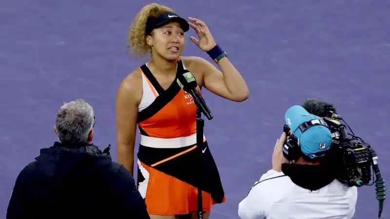 La tennista giapponese è scoppiata a piangere in avvio di partita dopo che una spettatrice non identificata le ha urlato dagli spalti "fai schifo"