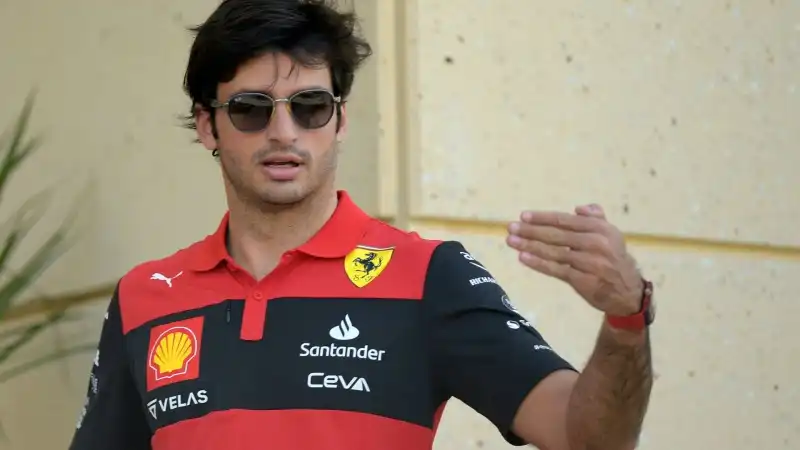 F1, Carlos Sainz sa cosa gli manca rispetto a Charles Leclerc