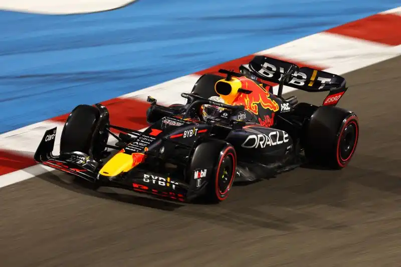 Verstappen 6,5: La safety car lo rimette in gioco per la vittoria negli ultimi giri, ma il destino ha altri programmi per lui