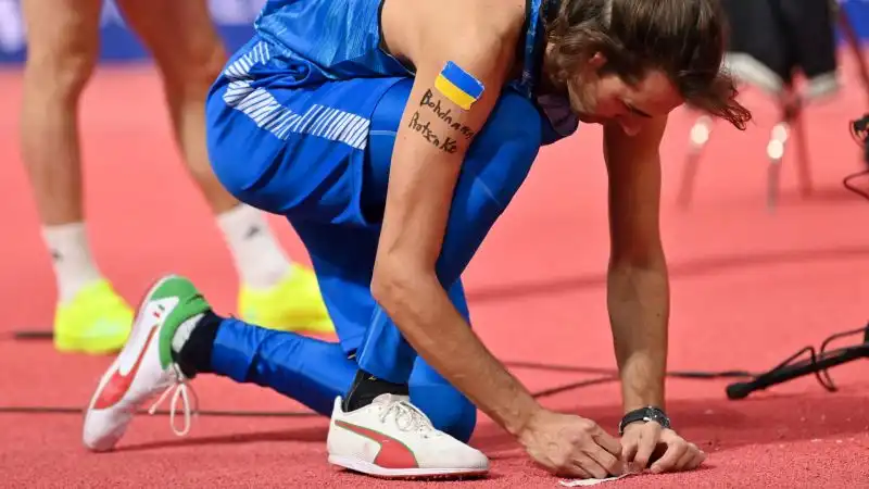 L'atleta di Civitanova Marche, impegnato a Belgrado nei Mondiali indoor di salto in alto, ha deciso di gareggiare con la bandiera ucraina sul braccio