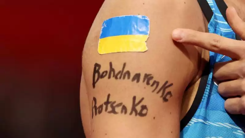 Tamberi si è anche scritto addosso i nomi di Bodhan Bondarenko e Andriy Protsenko, due saltatori ucraini che non sono riusciti ad arrivare ai Mondiali