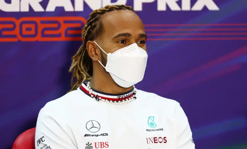 F1, Gp Bahrain: Lewis Hamilton alza già bandiera bianca