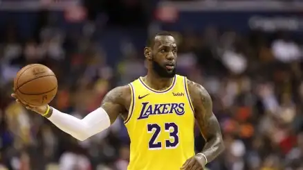 NBA, LeBron James parla con i Lakers del suo rinnovo