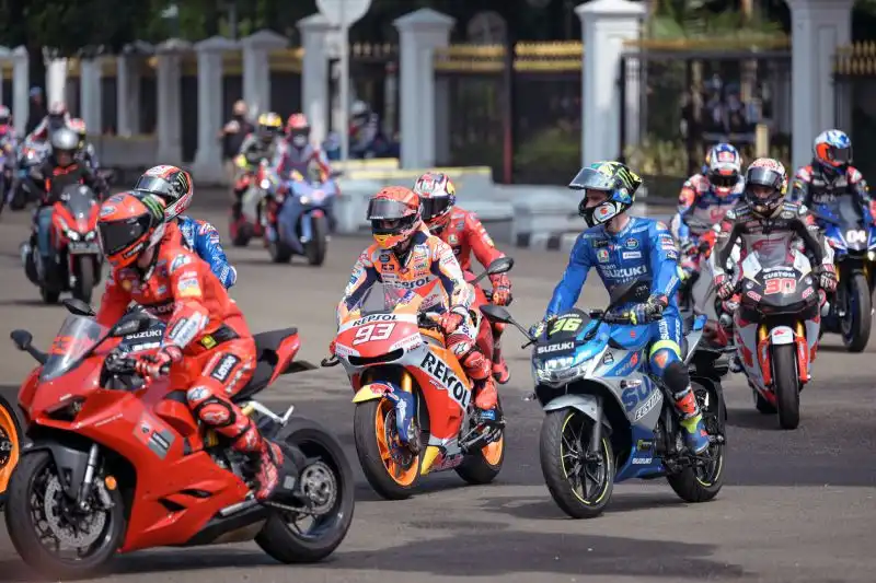 Parata, bagno di folla e applausi per i bolidi della MotoGp, al ritorno in Indonesia dopo 25 anni