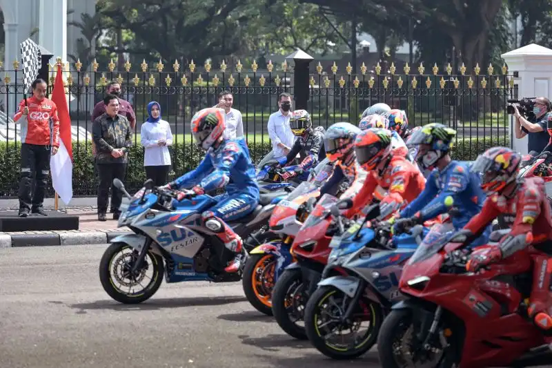 Ritorno in grande stile della MotoGp in Indonesia: venti centauri hanno sfilato con i loro bolidi lungo le strade della capitale Giacarta