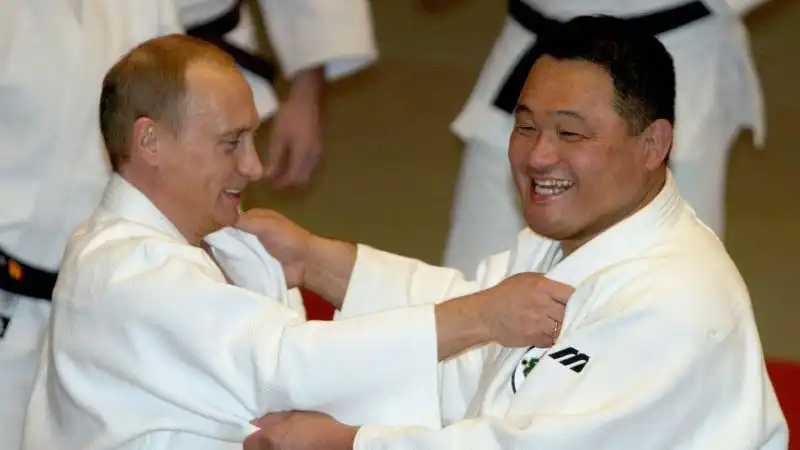 Da sempre appassionato di arti marziali, Putin è però stato recentemente sospeso dalla carica di presidente onorario della federazione mondiale judo