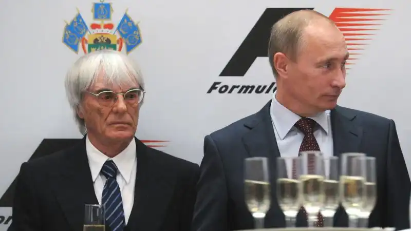 Una costante della sua politica è stata la promozione sportiva della Russia: qui lo vediamo insieme a Bernie Ecclestone mentre inaugura l'autodromo di Sochi