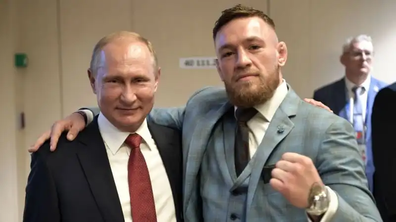 Uno scatto del 2018 immortala Putin in compagnia del pugile irlandese Conor McGregor