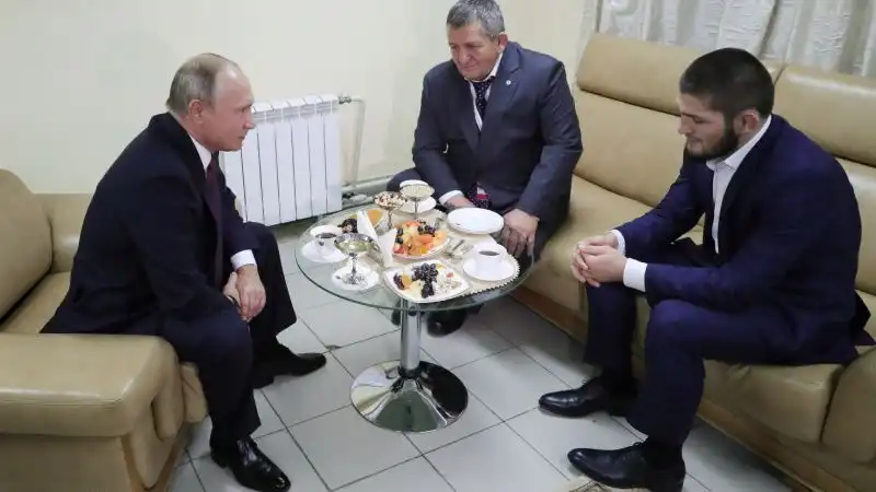 Il presidente russo con Khabib Nurmagomedov, ex lottatore russo di arti marziali miste e di sambo