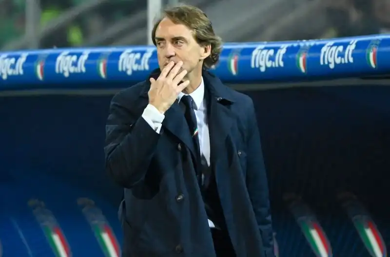 Mancini 4: la partita nasce male, lui non riesce a dare la scossa a quel gruppo che proprio di carattere si era seduto sul trono d'Europa
