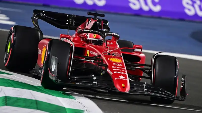 Charles Leclerc primo, ma danneggia la sua Ferrari