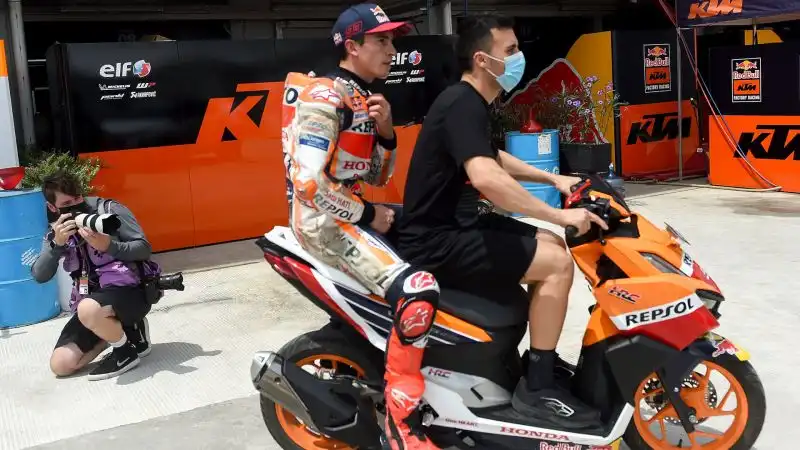 Marc Marquez ha di nuovo problemi con la diplopia: lo ha reso noto dopo la terribile caduta nei giri di warm up e alla conseguente mancata partecipazione al GP d'Indonesia