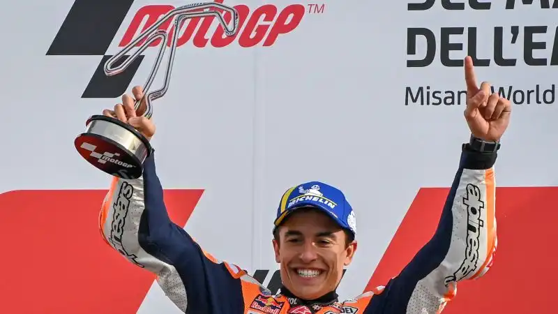 Dopo la vittoria a Misano, Marquez si era indicato il braccio destro, l'arto che tanti problemi gli ha dato dopo quanto successo a Jerez nel 2020
