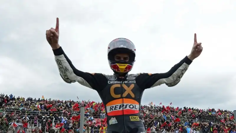 In quell'occasione, Marquez terminò in anticipo la sua stagione e si operò per poter poi riprendere a gareggiare nel 2012 e vincere il campionato di Moto2