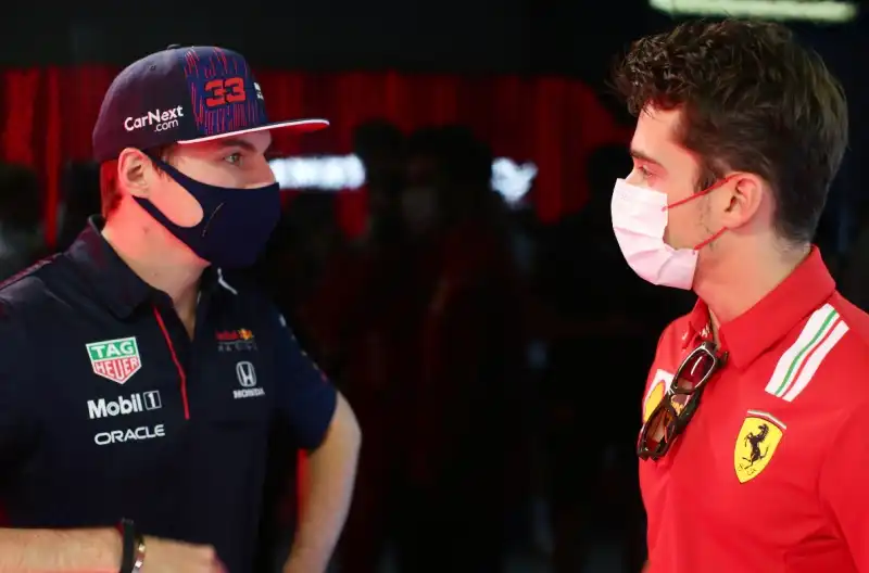 Max Verstappen punge Charles Leclerc