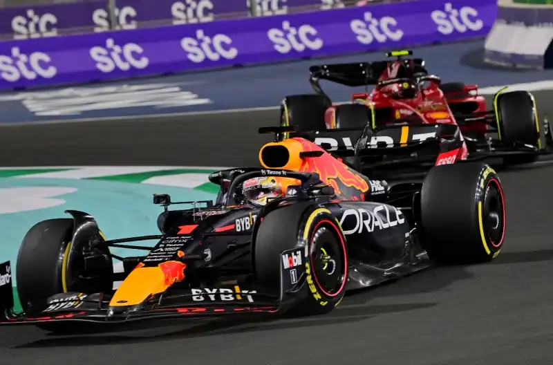 F1, Charles Leclerc è un leone ma non basta: vince Max Verstappen