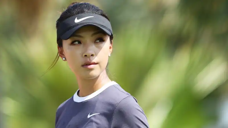 La bellissima golfista Muni He è nata nel 1999