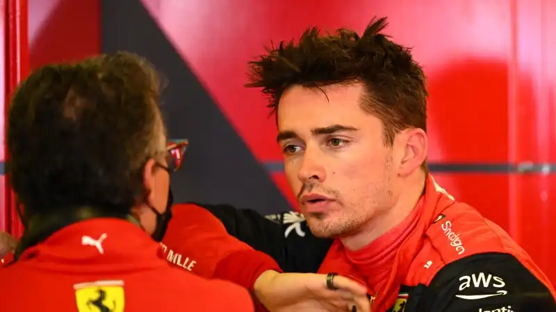 mette in un angolo Charles Leclerc