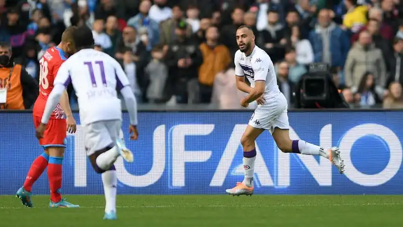 Cabral 7: si deve confrontare contro un avversario non semplice, la difesa partenopea, e segna un gran gol, il terzo per la Fiorentina