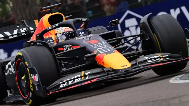 Max Verstappen 10: In testa dal primo all'ultimo giro. Il pilota della Red Bull si rimette prepotentemente in corsa per il mondiale dopo due ritiri nelle prime tre gare