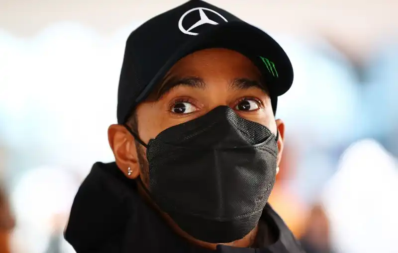 Lewis Hamilton, spunta un nuovo rivale pronto a beffarlo