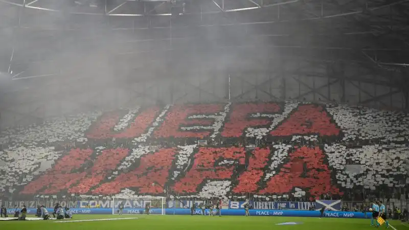 I tifosi di casa hanno allestito una coreografia che recita 'UEFA MAFIA'