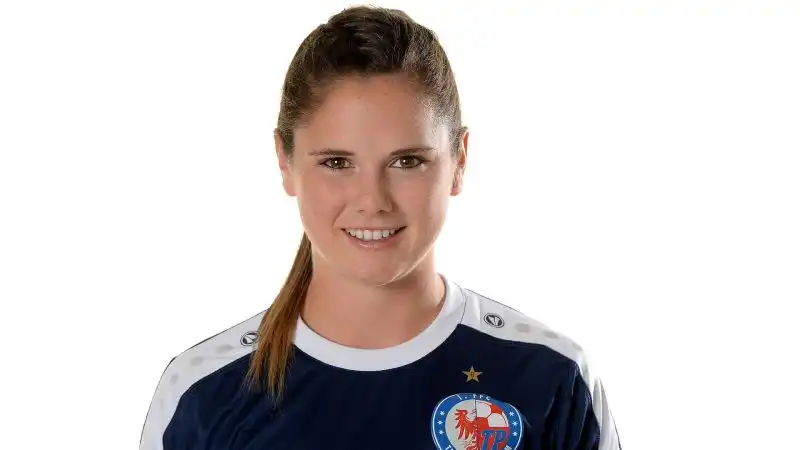 Di ruolo centrocampista, Sarah ha iniziato la sua carriera nel 2009