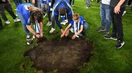 Schalke 04: sembra un cratere in campo e invece... le foto