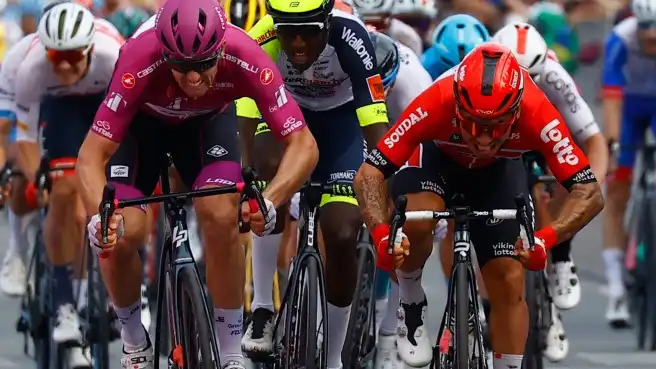 Giro 2022: il fotofinish premia Arnaud Demare, bis per il francese