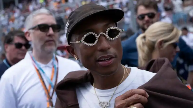 Difficile non notare (anche a causa dei bizzarri occhiali) Pharrell Williams, cantante e produttore musicale