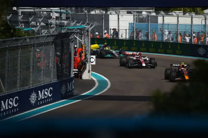 Bottas 4.5: a pochi giri dalla fine non si ricorda di non essere più su una Mercedes e lascia passare Hamilton (ma anche Russell)