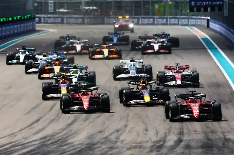 Max Verstappen ha vinto superando in pista Charles Leclerc e Carlos Sainz