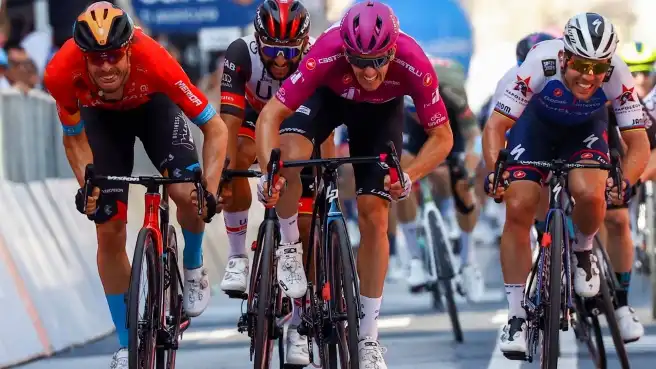 Giro d'Italia, è tris per Arnaud Demare a Cuneo